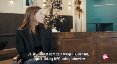 De Vooravond In aanloop naar de verkiezingen spreekt Emma Wortelboer elke week een lijsttrekker en test zij wie blind te vertrouwen is. Deze keer Thierry Baudet die het gesprek minder leek te